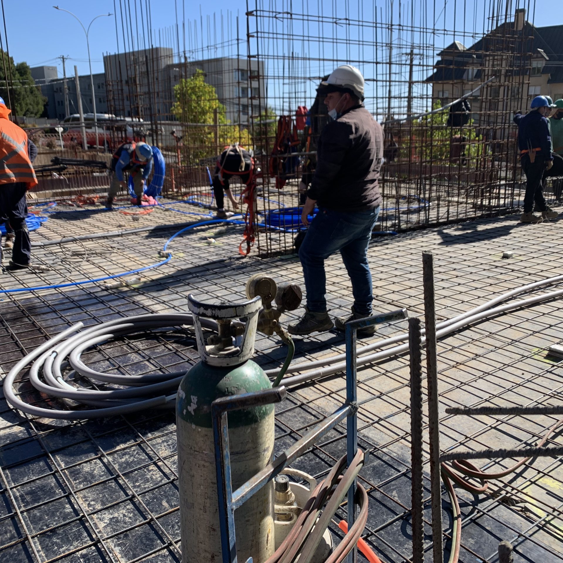 ingenieros trabajando en obra edificio