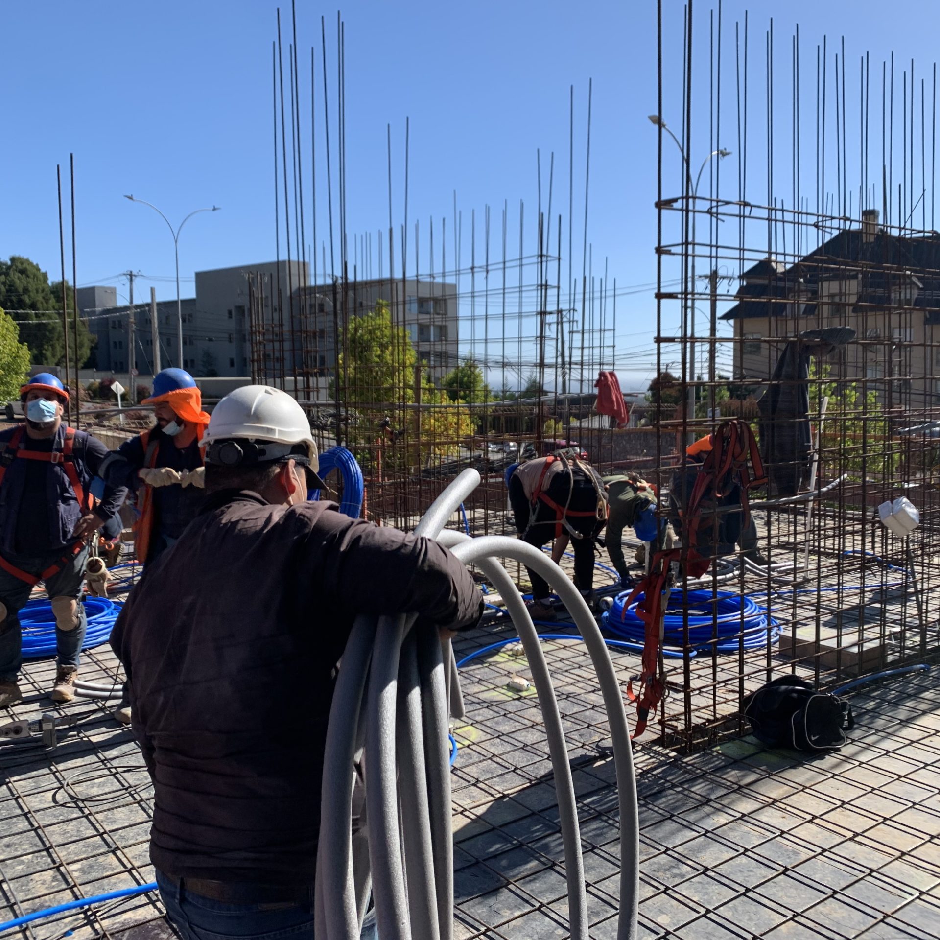 ingenieros trabajando obra